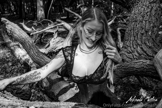 laceandleashes