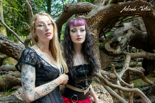 laceandleashes