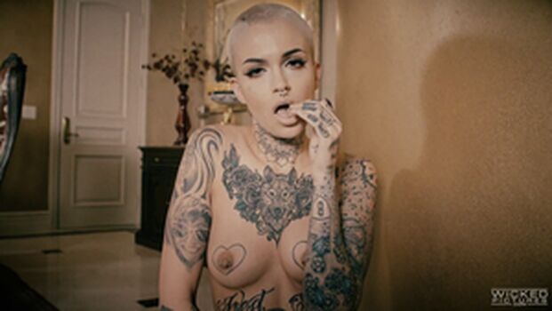 Leigh Raven