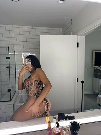 lightskinkim