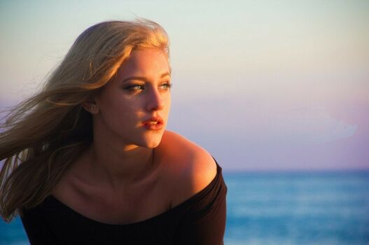 Lili Reinhart
