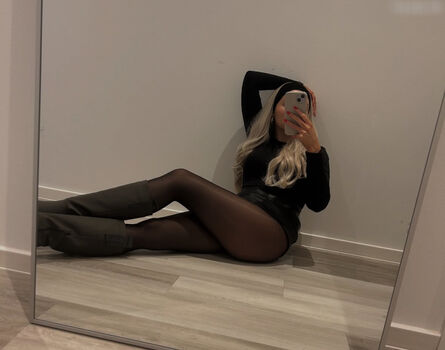 Lilou Loves Nylon