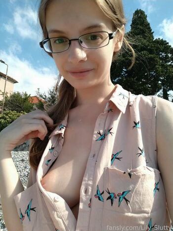 Lily_Slutty
