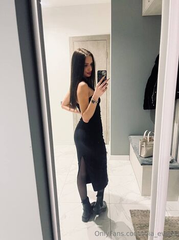 mia_evans