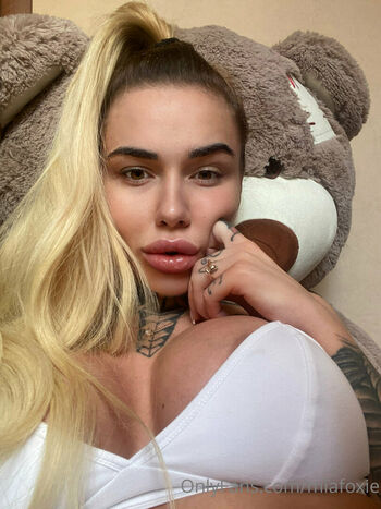 mia_foxybae