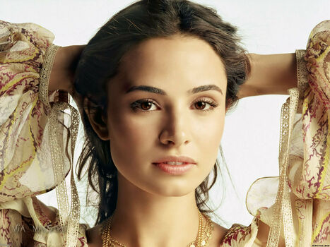 Mia Maestro