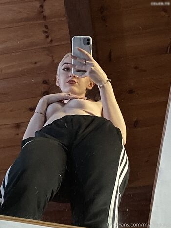 mia_mikaya