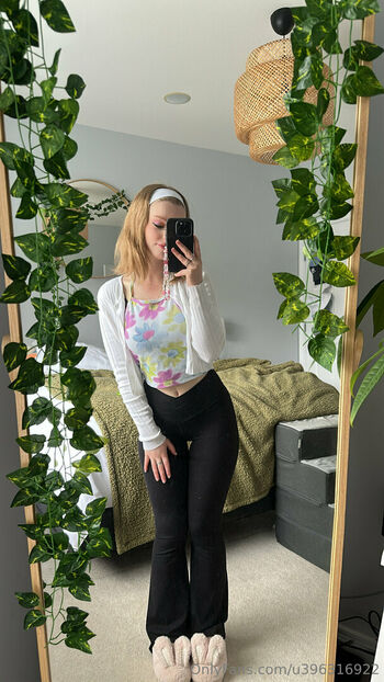 mia_monet