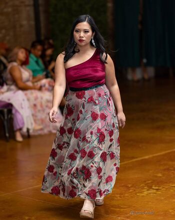 midsizeasianqueen
