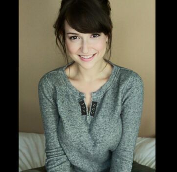 Milana Vayntrub
