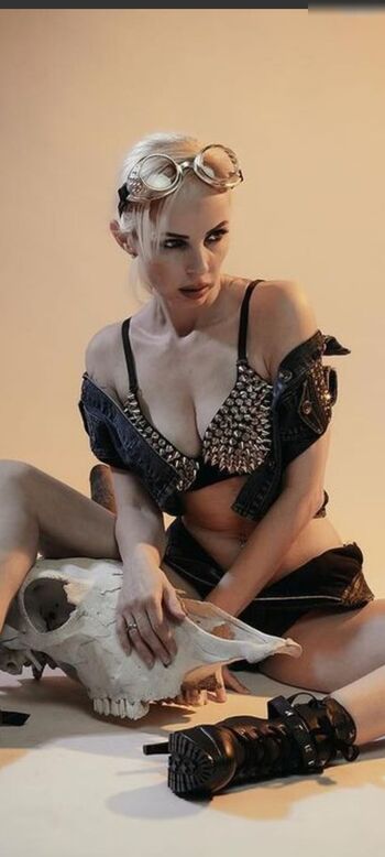 Model Cathy