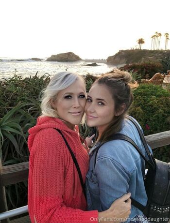 mommyanddaughter