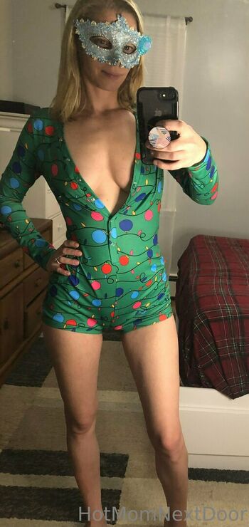 momnextdoor33