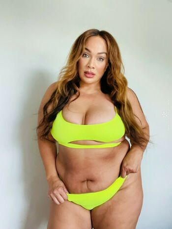 Nia Jax-Lina Fanene