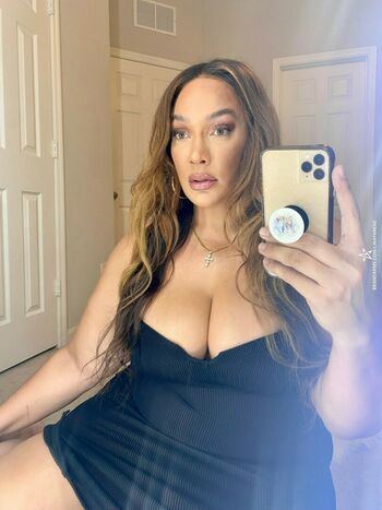 Nia Jax-Lina Fanene