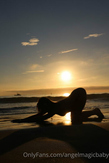 nudeblondeyogagirl