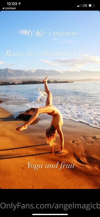 nudeblondeyogagirl