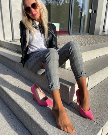 nylons_czech_lady