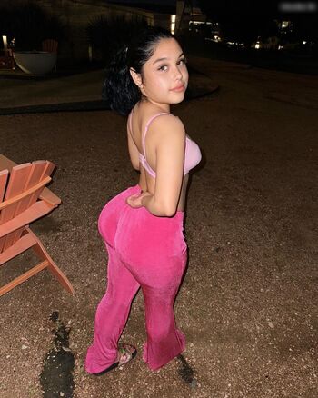 Olivia @livv2pretty