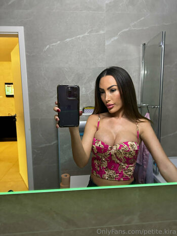 Petite Kira