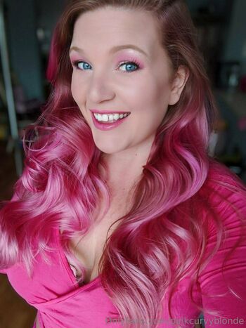 pinkcurvyblonde