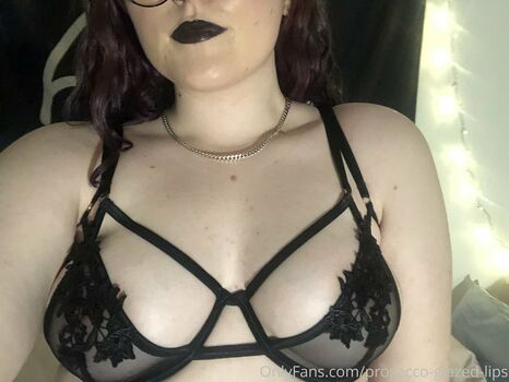 prosecco-glazed-lips
