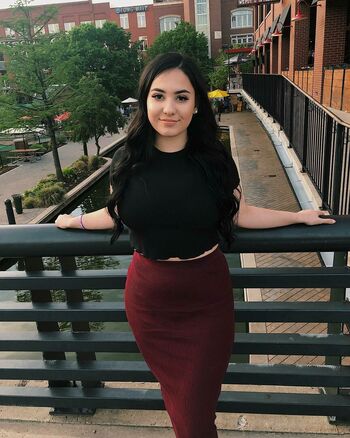 Selena Flores