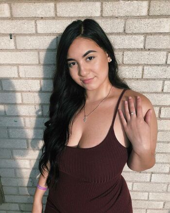 Selena Flores