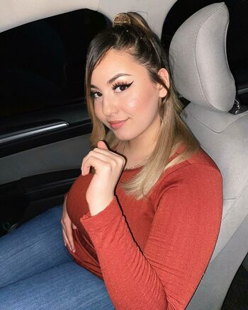 Selena Flores
