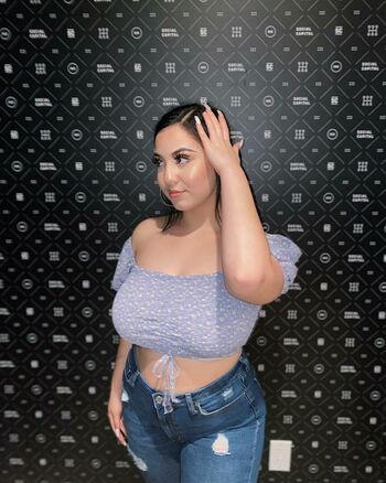 Selena Flores