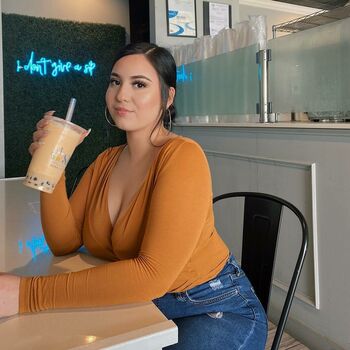Selena Flores