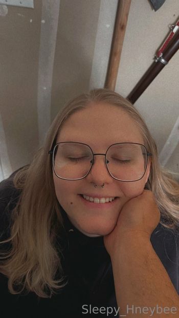 sleepy_hneybee