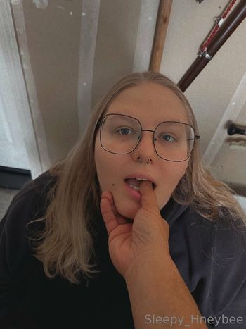 sleepy_hneybee