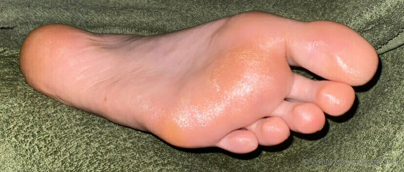 small_girl_feet