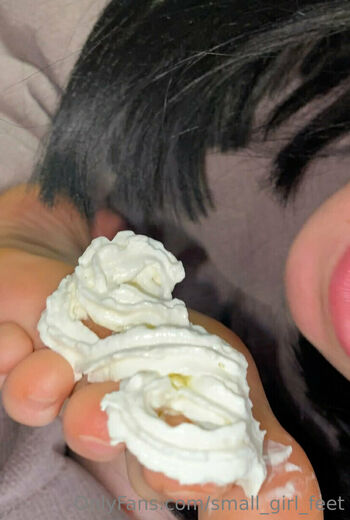 small_girl_feet