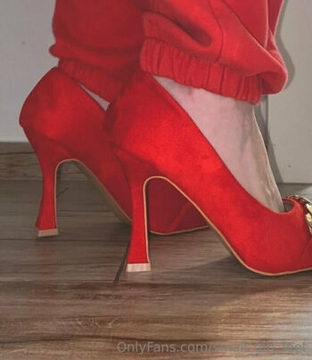 small_girl_feet