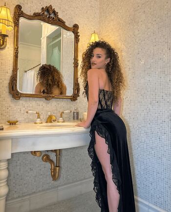 Sofie Dossi