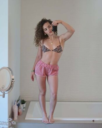Sofie Dossi