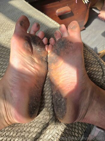 solo_toes