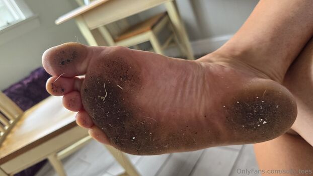 solo_toes