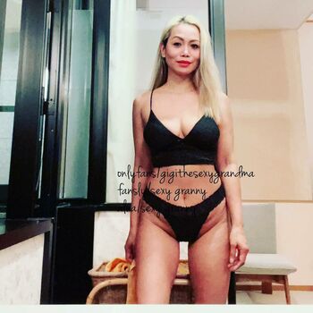 Stillsexy_lola