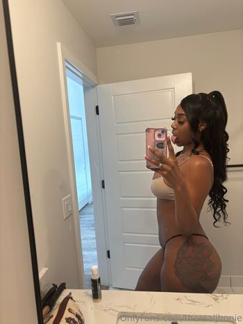 tharealglamxperienc