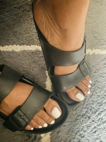 vee_feet