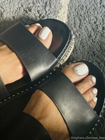vee_feet