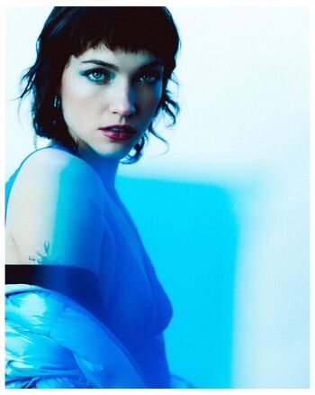 Violett Beane