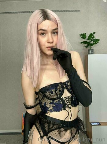 vulgar_nun
