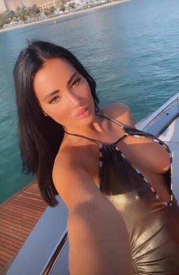 Yazmin Oukhellou