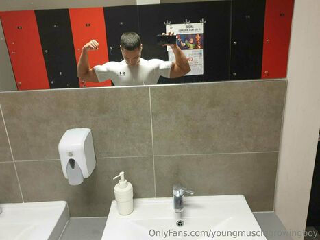 youngmusclegrowingboy