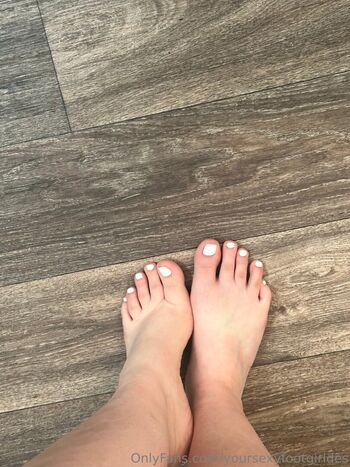 yoursexyfootgirldes