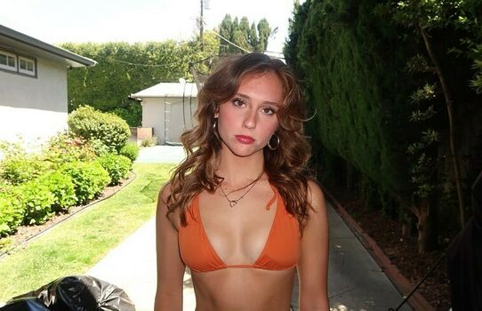 Zoe Simmons